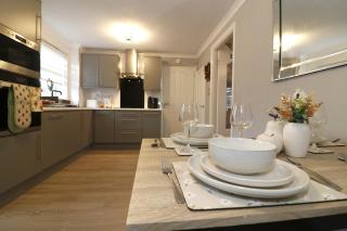 Signature - Windsor House - 6
