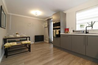 Signature - Windsor House - 5