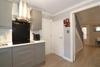 Signature - Windsor House - 3