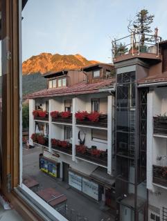 Cozy & central with mountain views! - 1