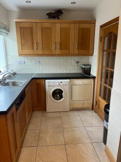 Charming 2-Bed Coastal Retreat in Barna Sleeps 4 - 7