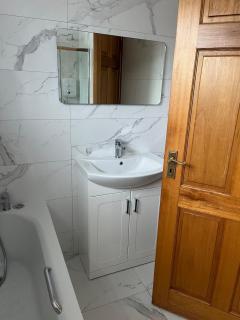 Charming 2-Bed Coastal Retreat in Barna Sleeps 4 - 4