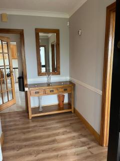 Charming 2-Bed Coastal Retreat in Barna Sleeps 4 - 2