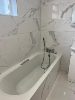Charming 2-Bed Coastal Retreat in Barna Sleeps 4 - 1