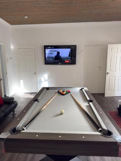 Spacious 4 Bedroom House Sleeps 8 With Game Room Near Metro - 8