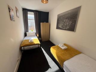 Spacious 4 Bedroom House Sleeps 8 With Game Room Near Metro - 4