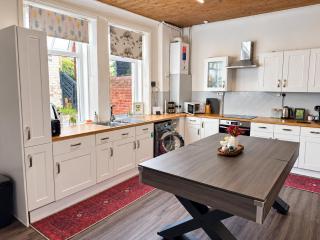 Spacious 4 Bedroom House Sleeps 8 With Game Room Near Metro - 9