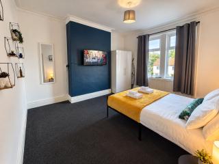 Spacious 4 Bedroom House Sleeps 8 With Game Room Near Metro - 7