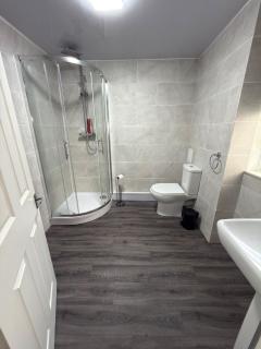 Spacious 4 Bedroom House Sleeps 8 With Game Room Near Metro - 2