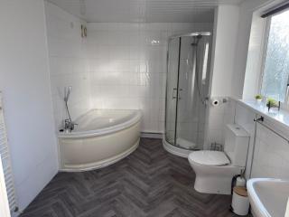 Spacious 4 Bedroom House Sleeps 8 With Game Room Near Metro - 1
