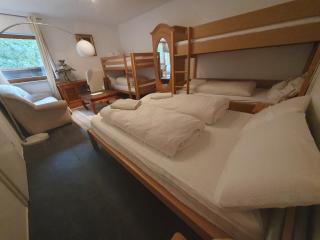 Großes Familienzimmer mit Alpenblick - 6 Schlafplätze - Gemeinschaftsbad - 9