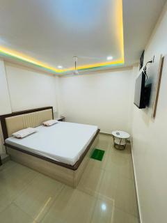 Hotel Highway Inn - 1