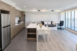 Dana-Cozy Apartment with Shared Entry in the City - 7