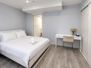Dana-Cozy Apartment with Shared Entry in the City - 4