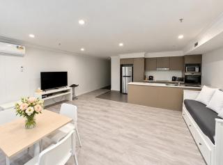 Dana-Cozy Apartment with Shared Entry in the City - 6