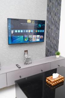 Elegant 1BR Near Eiffel Tower Balcony & Netflix - 6
