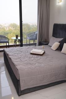 Elegant 1BR Near Eiffel Tower Balcony & Netflix - 5