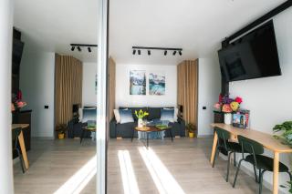 Family Garden House with Outdoor Jacuzzi, Free Parking, Playground, BBQ and AC - 2