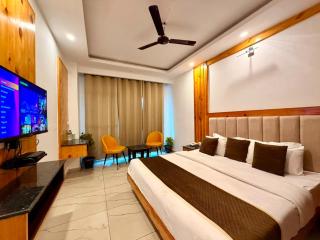 Pine View Luxury Resort With Mountain View & Premium Rooms Mussoorie near JW Marriott - 2