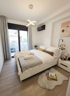 Grand Jacuzzi suite and 6 guests Family Apartment near Acropolis & 2 min Syngrou Fix Metro - 6