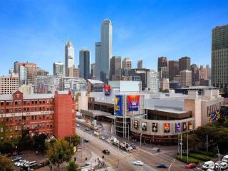 Stylish, City Views - Apartment with Balcony Opposite Casino and MCEC - 7