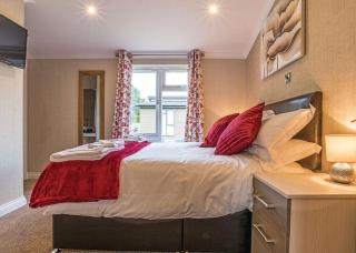 Woodhall Country Park Lodges - 8