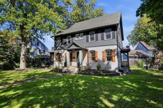Spacious Shaker Heights Retreat Sleeps 10 - 3