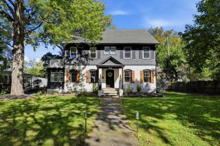 Spacious Shaker Heights Retreat Sleeps 10 - 2