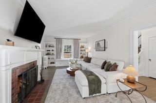 Spacious Shaker Heights Retreat Sleeps 10 - 1