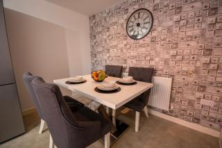 House Sleeps 7 with Garden - 5
