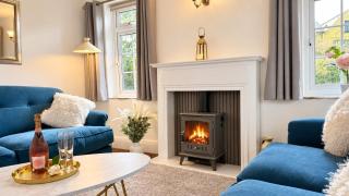 Centre of Stoke Fleming near Dartmouth - Beautifully Decorated & Cosy Apartment - Premium Beds with Crisp white bedding - Peaceful Location - Private Outdoor Patio - Dedicated Parking - Beaches, Village Pub & Restaurant - Perfect for a Relaxing Holiday - 0