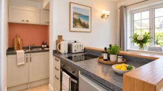Centre of Stoke Fleming near Dartmouth - Beautifully Decorated & Cosy Apartment - Premium Beds with Crisp white bedding - Peaceful Location - Private Outdoor Patio - Dedicated Parking - Beaches, Village Pub & Restaurant - Perfect for a Relaxing Holiday - 9