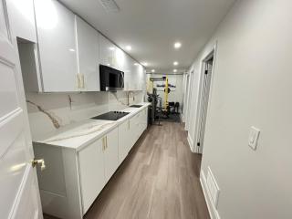 Designer 4BR Basement Aymond Suites Oakville - 8