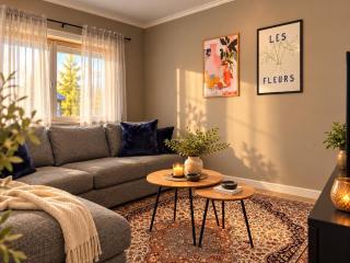 Centrally located, 3 bedrooms, garden, parking and fast WiFi - 0