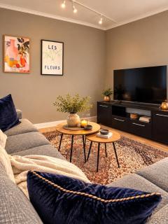 Centrally located, 3 bedrooms, garden, parking and fast WiFi - 4