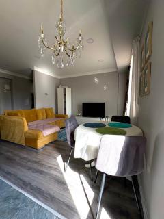 Central Apartment with Panoramic Mountain Views - 0
