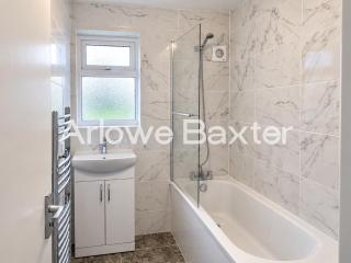 Modern 2 Bedroom Home near Town Centre & Transport - 5