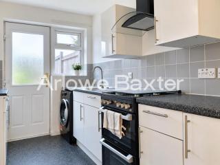 Modern 2 Bedroom Home near Town Centre & Transport - 8