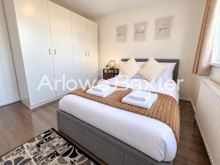 Modern 2 Bedroom Home near Town Centre & Transport - 7