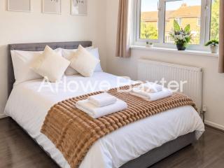 Modern 2 Bedroom Home near Town Centre & Transport - 3