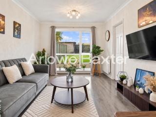 Modern 2 Bedroom Home near Town Centre & Transport - 6