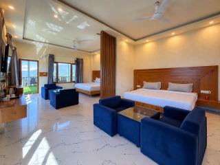 Living On The Edge A Premium Stay near HP Petrol Pump - 8