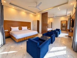 Living On The Edge A Premium Stay near HP Petrol Pump - 4