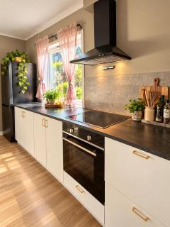 Centrally located, 3 bedrooms, garden, parking and fast WiFi - 8