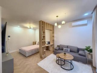 Modern Studio, Big Balcony & Free Parking - 5
