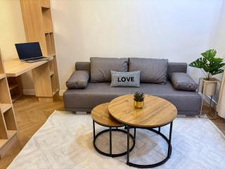 Modern Studio, Big Balcony & Free Parking - 1