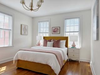 Classy 3-Story Downtown Apt - Great Location - 9