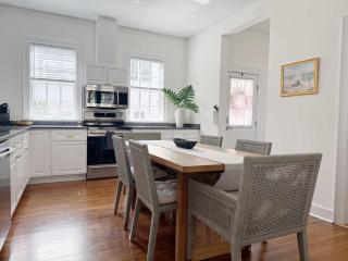Classy 3-Story Downtown Apt - Great Location - 7