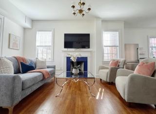 Classy 3-Story Downtown Apt - Great Location - 6