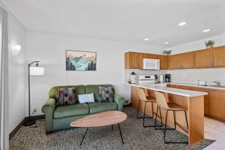 Oceanfront Suite - Sleeps Six - Full Kitchen - Pool and Hot Tub - 3